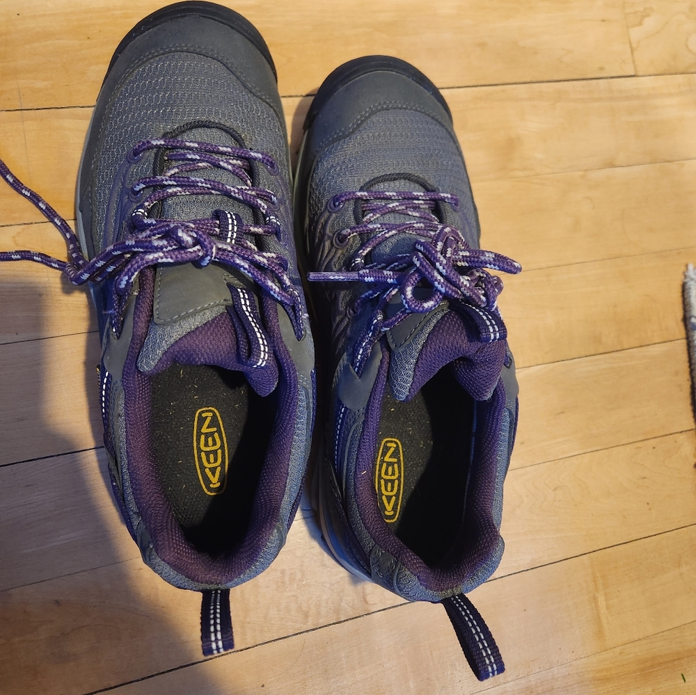 Keen waterproof hiking shoe